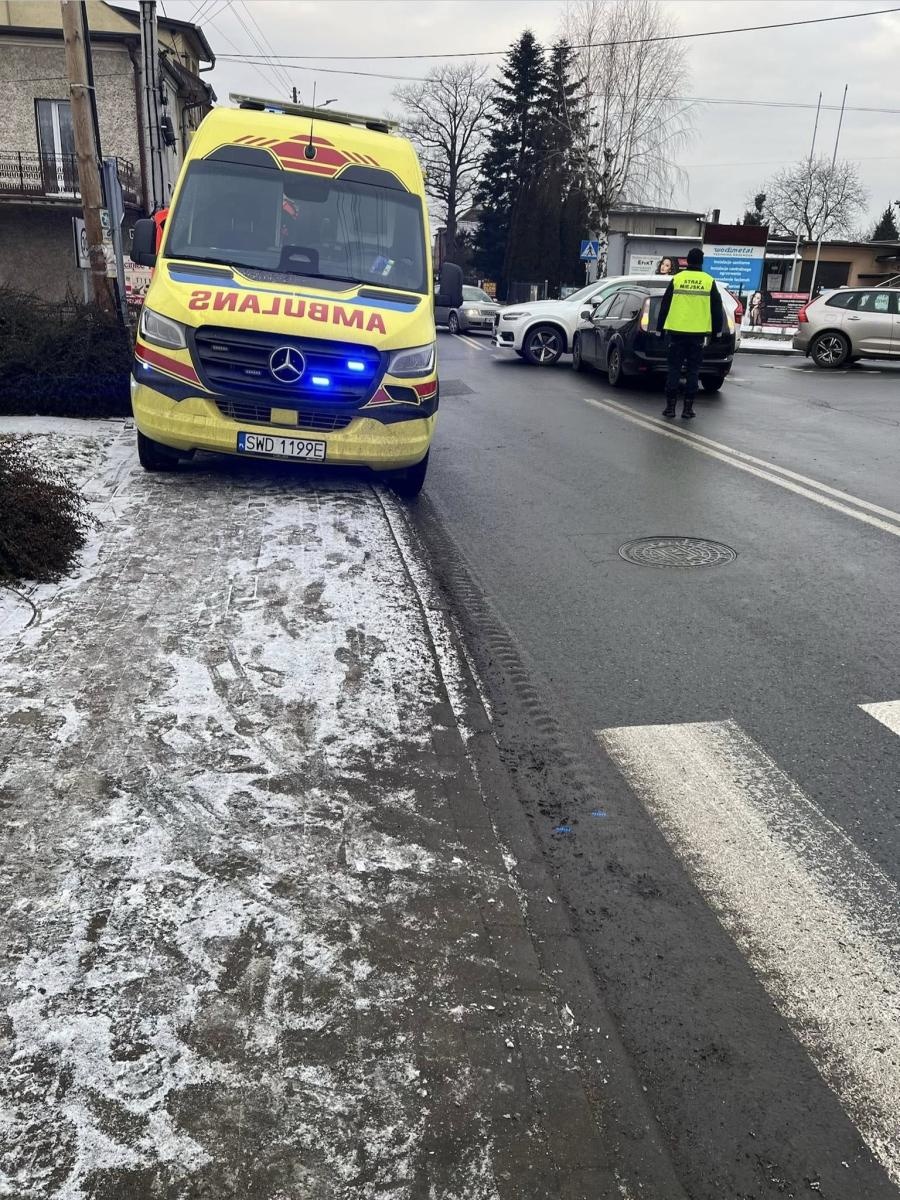 Zdjęcie w galerii na portalu naszwodzislaw.com: Zderzenie dwóch pojazdów w Radlinie wiadomości z regionu