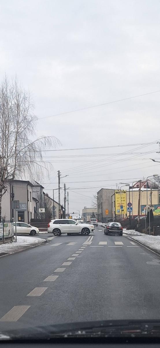 Zdjęcie w galerii na portalu naszwodzislaw.com: Zderzenie dwóch pojazdów w Radlinie wiadomości z regionu