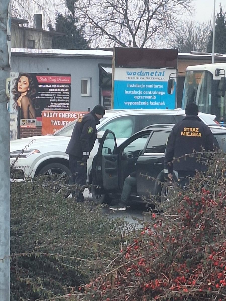 Zdjęcie w galerii na portalu naszwodzislaw.com: Zderzenie dwóch pojazdów w Radlinie wiadomości z regionu