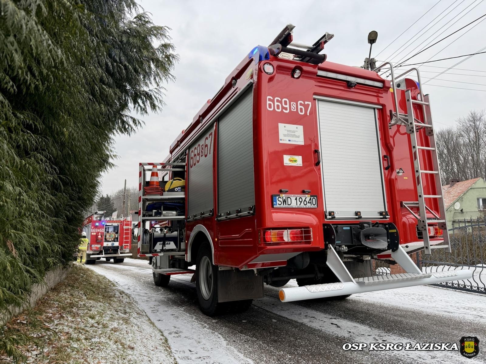 Zdjęcie w galerii na portalu naszwodzislaw.com: Pożar drewnianej altany w Skrzyszowie. Interwencja strażaków przy ul. 1 Maja wiadomości z regionu