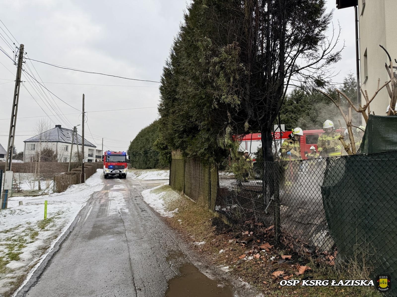 Zdjęcie w galerii na portalu naszwodzislaw.com: Pożar drewnianej altany w Skrzyszowie. Interwencja strażaków przy ul. 1 Maja wiadomości z regionu