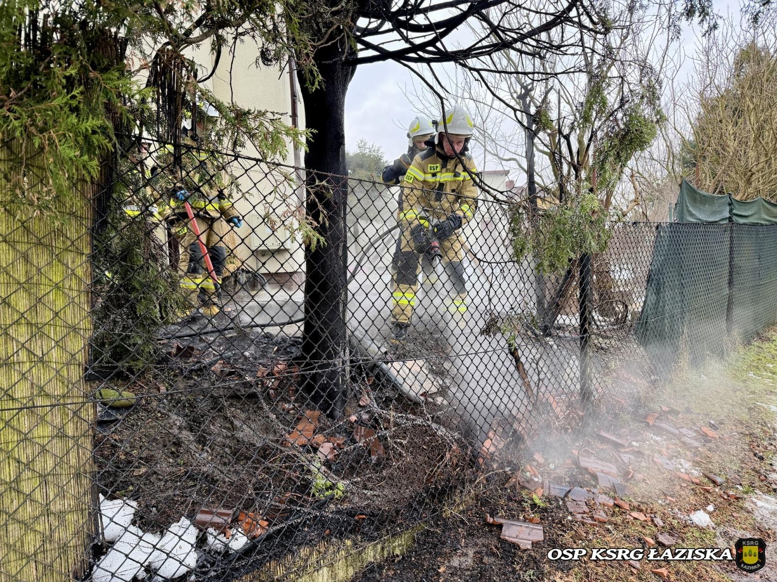 Zdjęcie w galerii na portalu naszwodzislaw.com: Pożar drewnianej altany w Skrzyszowie. Interwencja strażaków przy ul. 1 Maja wiadomości z regionu