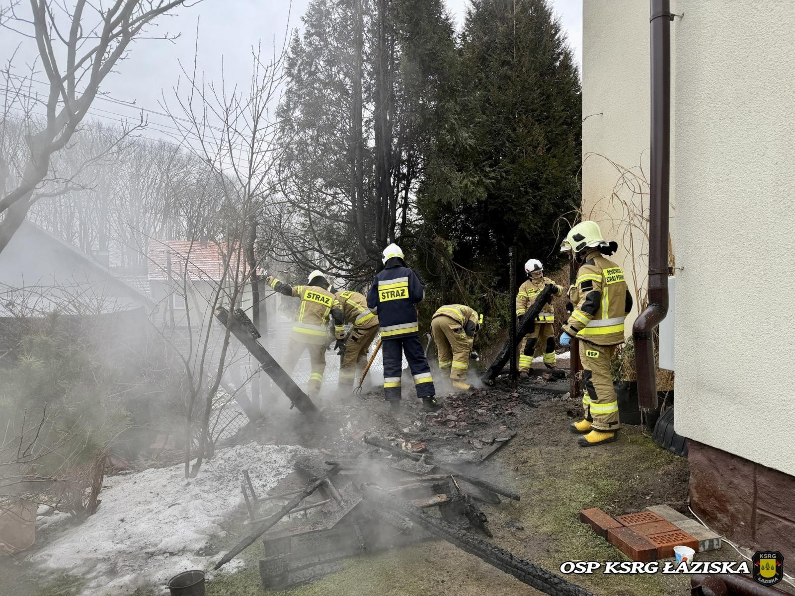 Zdjęcie w galerii na portalu naszwodzislaw.com: Pożar drewnianej altany w Skrzyszowie. Interwencja strażaków przy ul. 1 Maja wiadomości z regionu