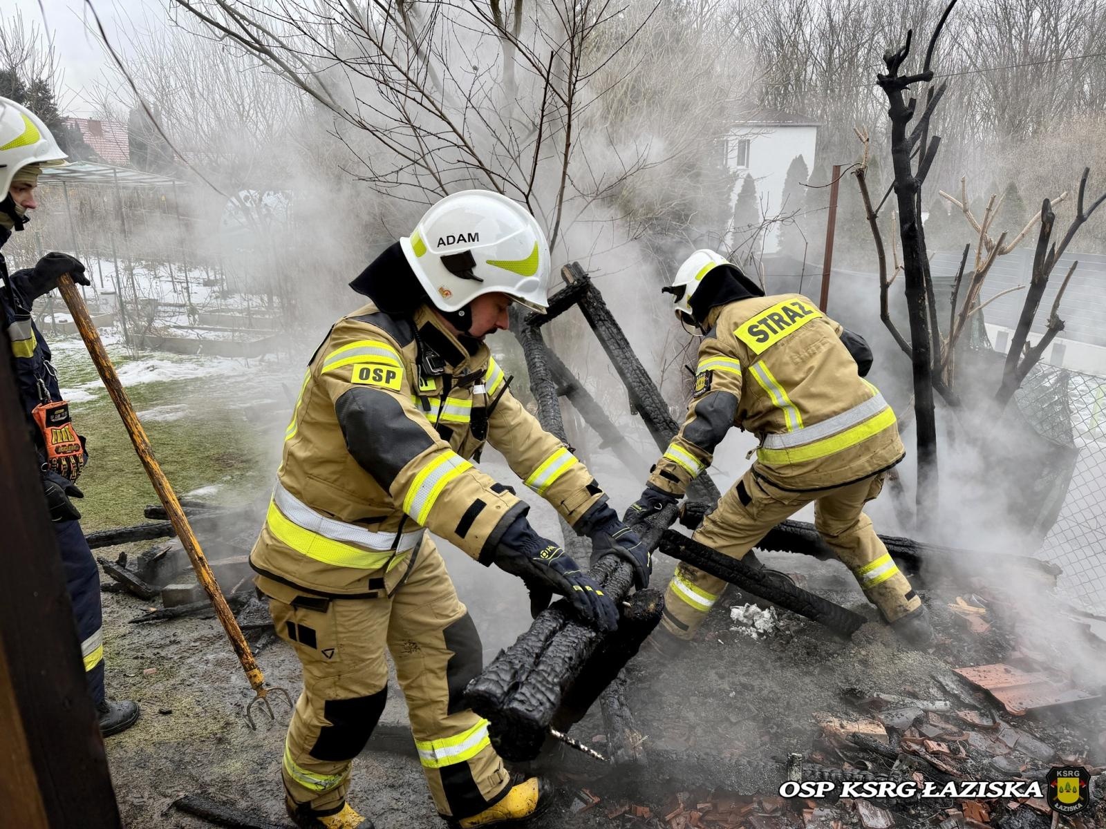 Zdjęcie w galerii na portalu naszwodzislaw.com: Pożar drewnianej altany w Skrzyszowie. Interwencja strażaków przy ul. 1 Maja wiadomości z regionu
