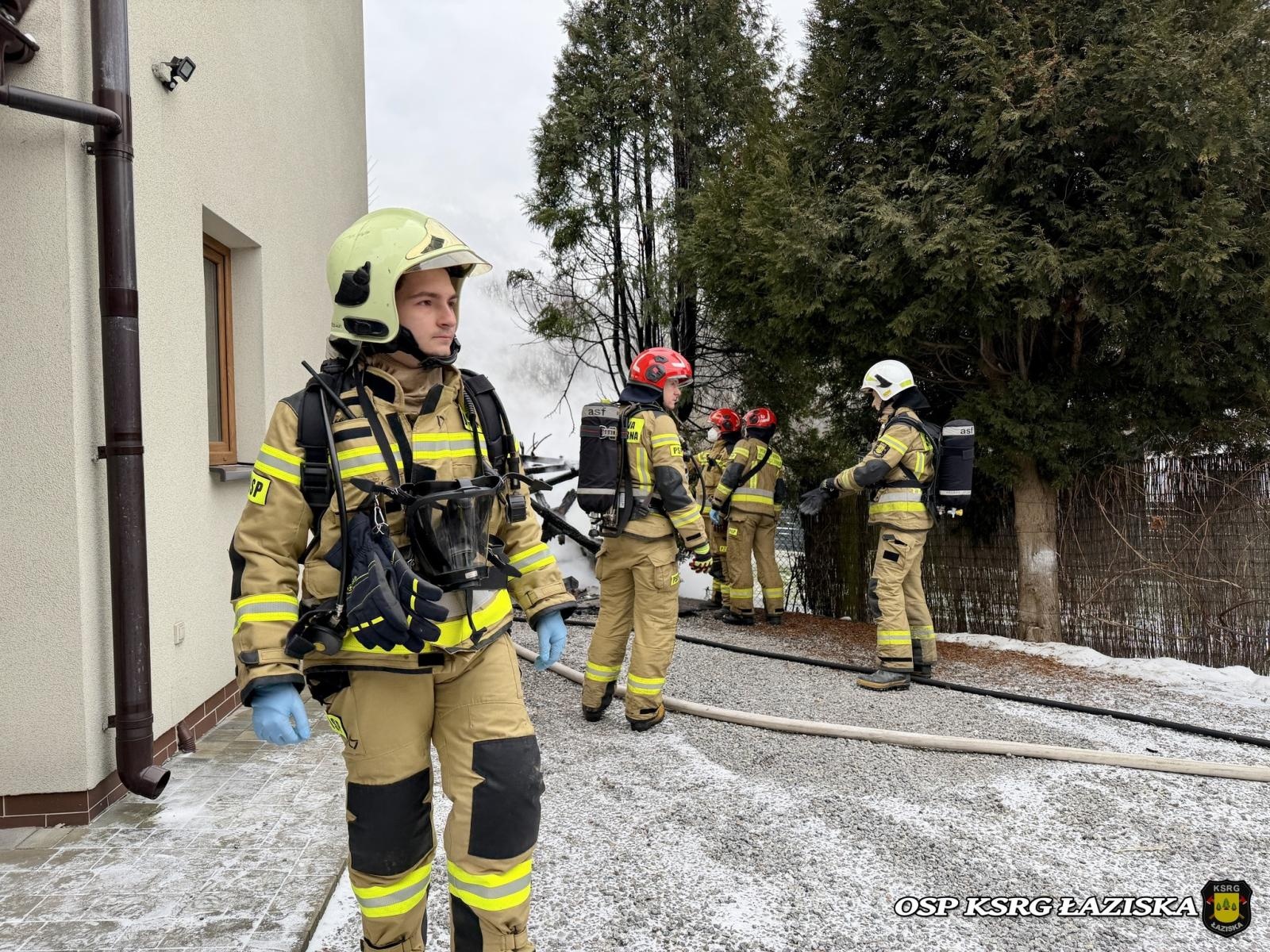 Zdjęcie w galerii na portalu naszwodzislaw.com: Pożar drewnianej altany w Skrzyszowie. Interwencja strażaków przy ul. 1 Maja wiadomości z regionu
