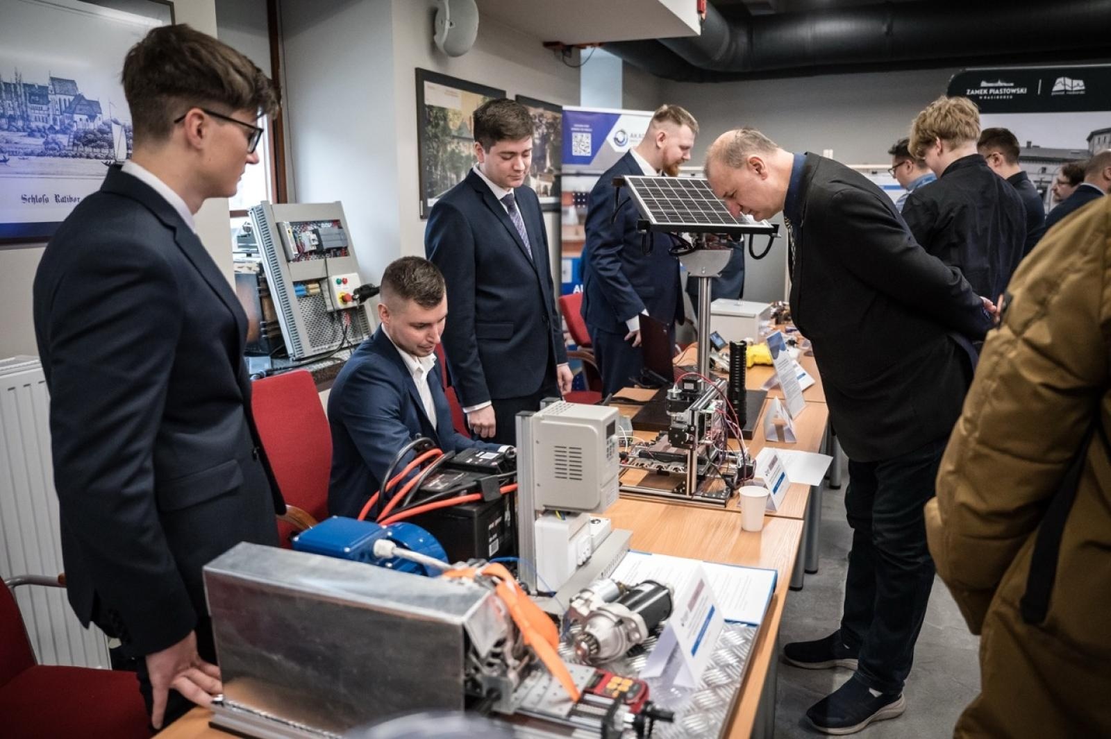 Zdjęcie w galerii na portalu naszwodzislaw.com: Młodzi inżynierowie po raz pierwszy na Zamku Piastowskim. Jubileuszowy przegląd projektów ANS Racibórz wiadomości z regionu