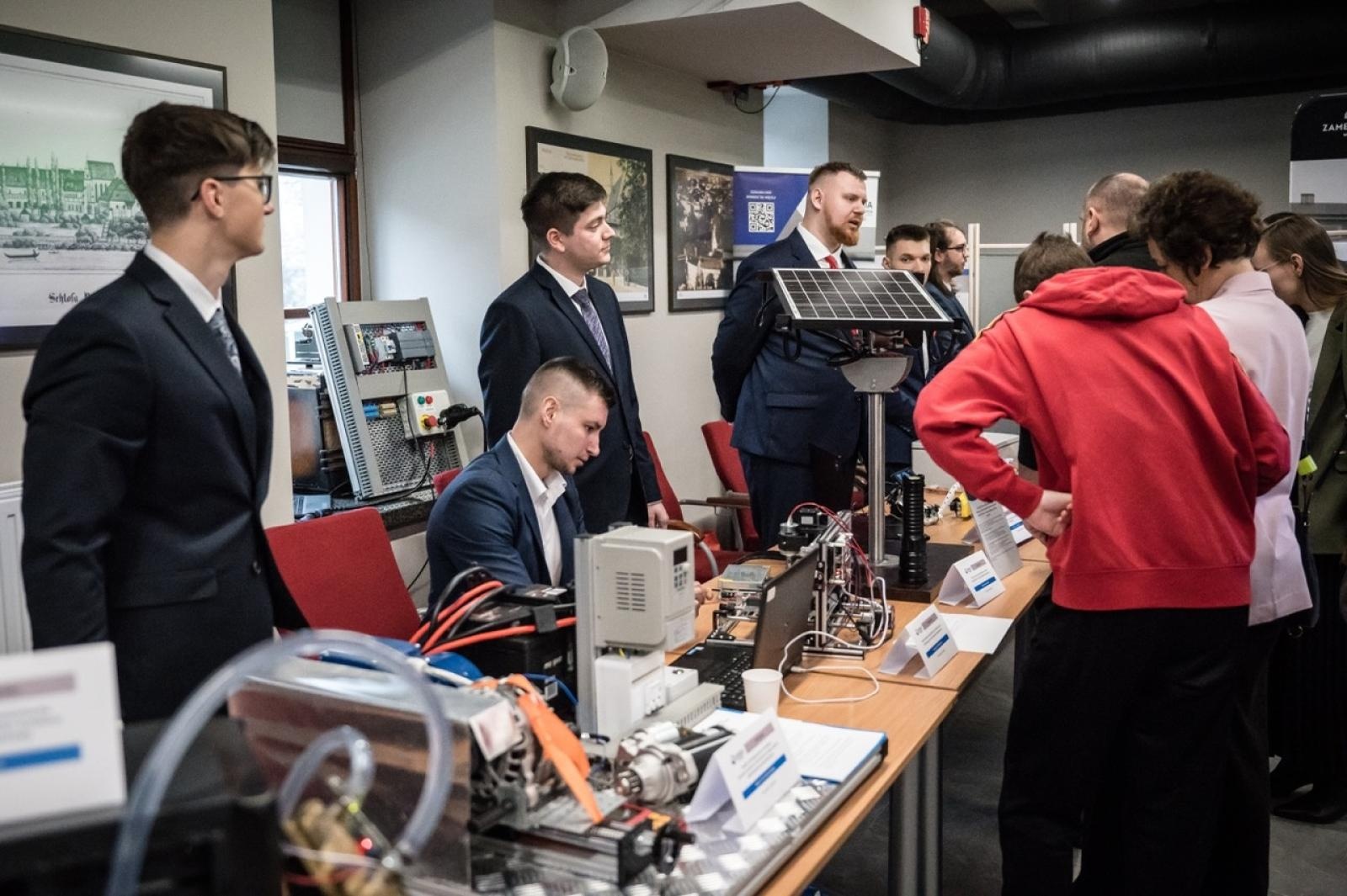 Zdjęcie w galerii na portalu naszwodzislaw.com: Młodzi inżynierowie po raz pierwszy na Zamku Piastowskim. Jubileuszowy przegląd projektów ANS Racibórz wiadomości z regionu