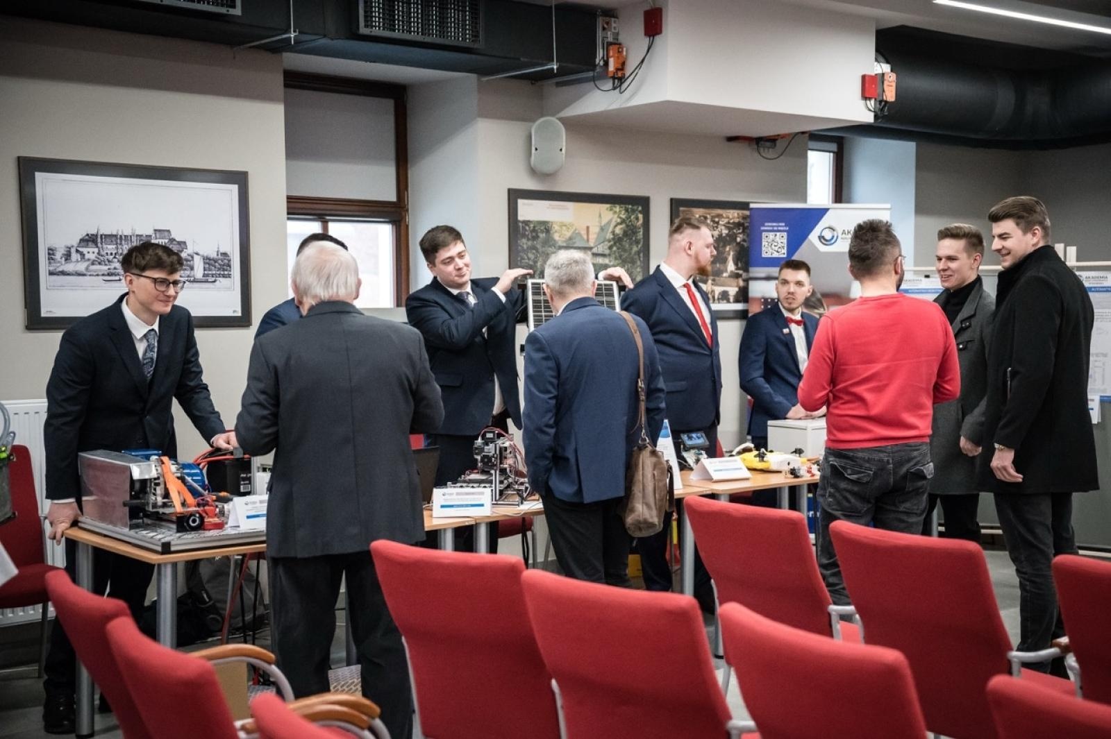 Zdjęcie w galerii na portalu naszwodzislaw.com: Młodzi inżynierowie po raz pierwszy na Zamku Piastowskim. Jubileuszowy przegląd projektów ANS Racibórz wiadomości z regionu