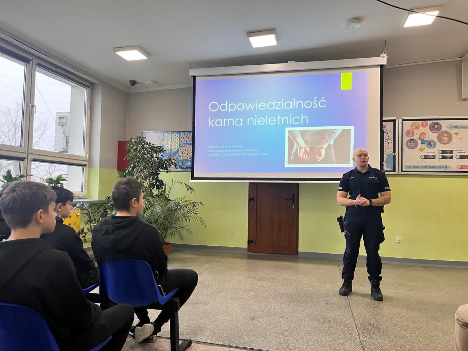 Zdjęcie w galerii na portalu naszwodzislaw.com: Bezpiecznie w sieci i świadomie wobec prawa – warsztaty w SP 4 w Rydułtowach wiadomości z regionu
