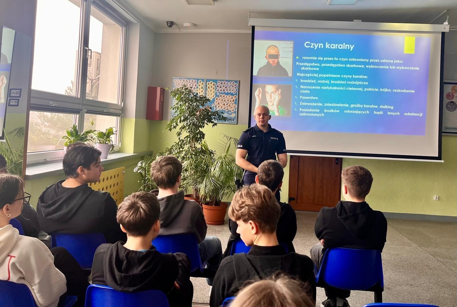 Zdjęcie w galerii na portalu naszwodzislaw.com: Bezpiecznie w sieci i świadomie wobec prawa – warsztaty w SP 4 w Rydułtowach wiadomości z regionu