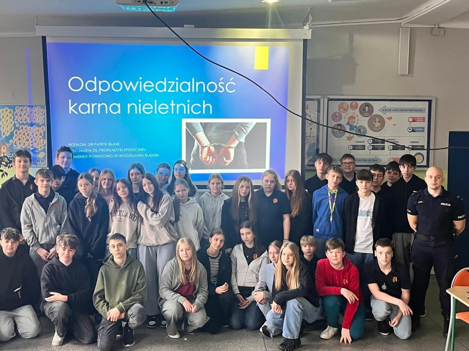 Zdjęcie w galerii na portalu naszwodzislaw.com: Bezpiecznie w sieci i świadomie wobec prawa – warsztaty w SP 4 w Rydułtowach wiadomości z regionu