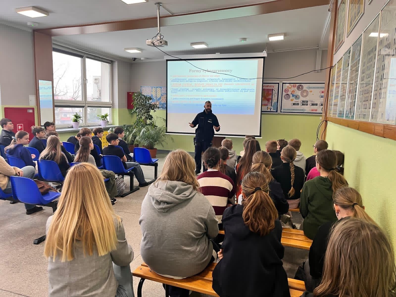 Zdjęcie w galerii na portalu naszwodzislaw.com: Bezpiecznie w sieci i świadomie wobec prawa – warsztaty w SP 4 w Rydułtowach wiadomości z regionu