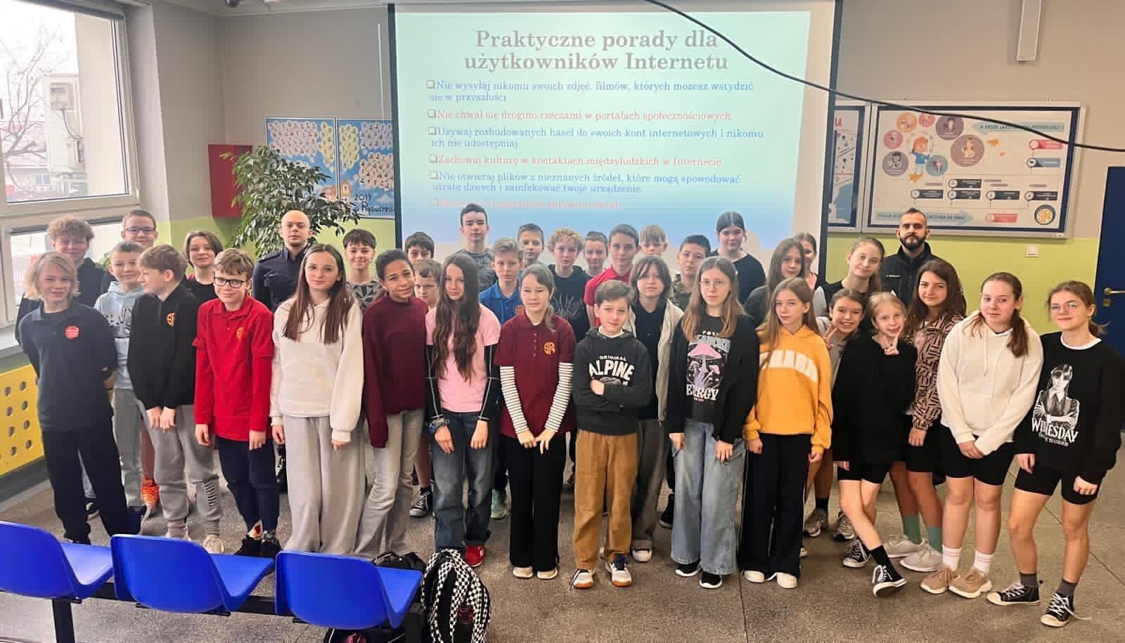 Zdjęcie w galerii na portalu naszwodzislaw.com: Bezpiecznie w sieci i świadomie wobec prawa – warsztaty w SP 4 w Rydułtowach wiadomości z regionu