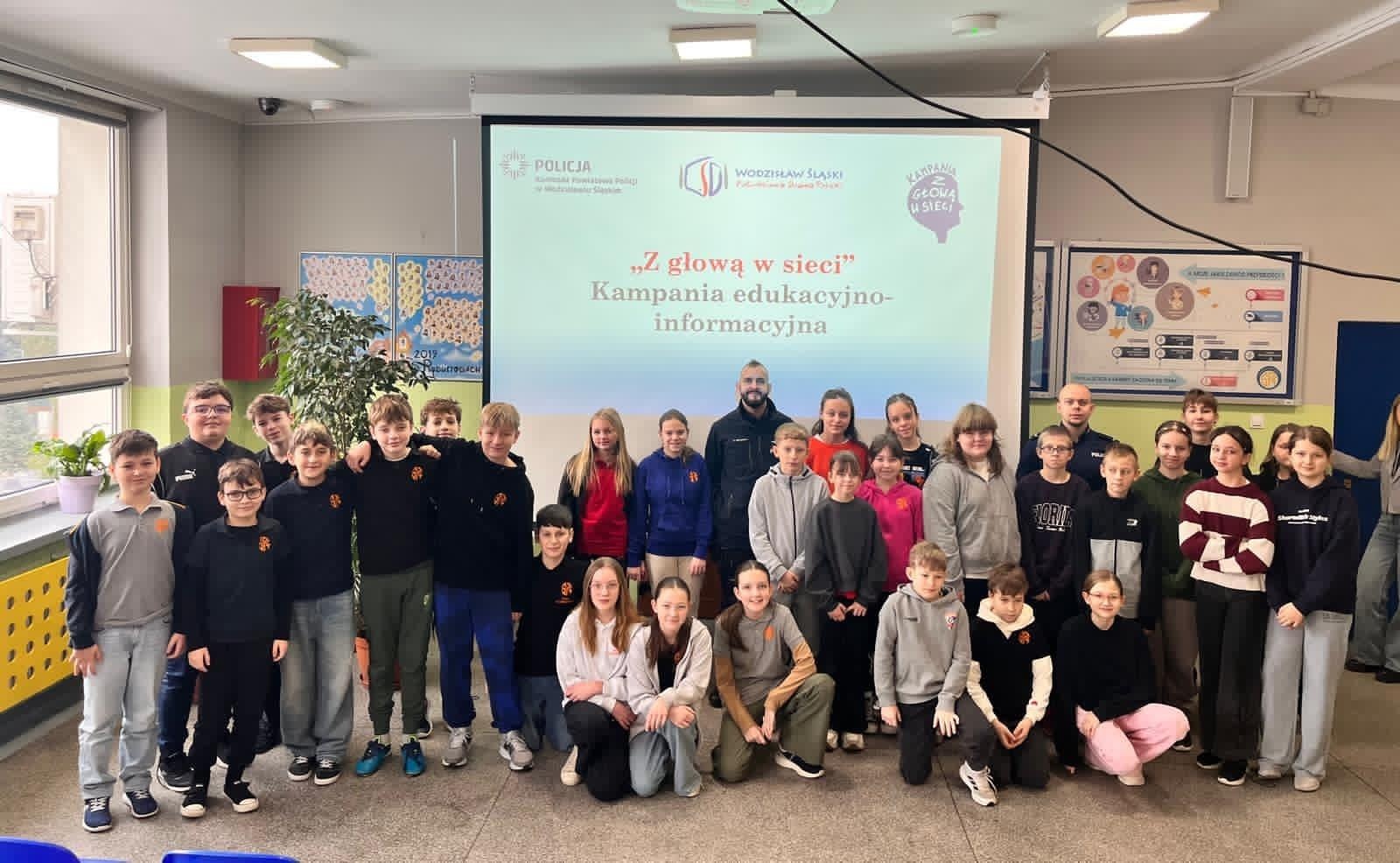 Zdjęcie w galerii na portalu naszwodzislaw.com: Bezpiecznie w sieci i świadomie wobec prawa – warsztaty w SP 4 w Rydułtowach wiadomości z regionu