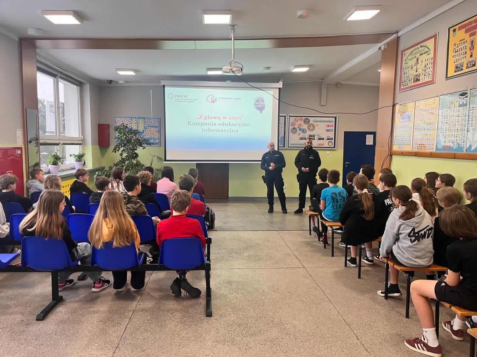 Zdjęcie w galerii na portalu naszwodzislaw.com: Bezpiecznie w sieci i świadomie wobec prawa – warsztaty w SP 4 w Rydułtowach wiadomości z regionu