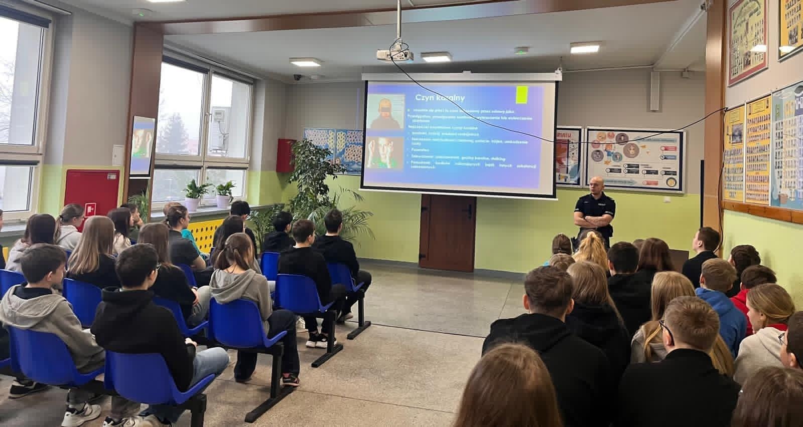 Zdjęcie w galerii na portalu naszwodzislaw.com: Bezpiecznie w sieci i świadomie wobec prawa – warsztaty w SP 4 w Rydułtowach wiadomości z regionu