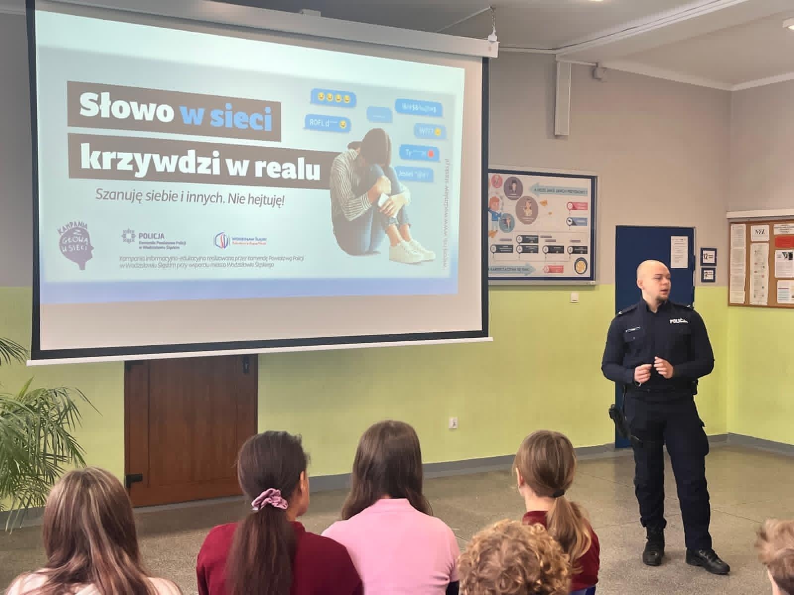 Zdjęcie w galerii na portalu naszwodzislaw.com: Bezpiecznie w sieci i świadomie wobec prawa – warsztaty w SP 4 w Rydułtowach wiadomości z regionu