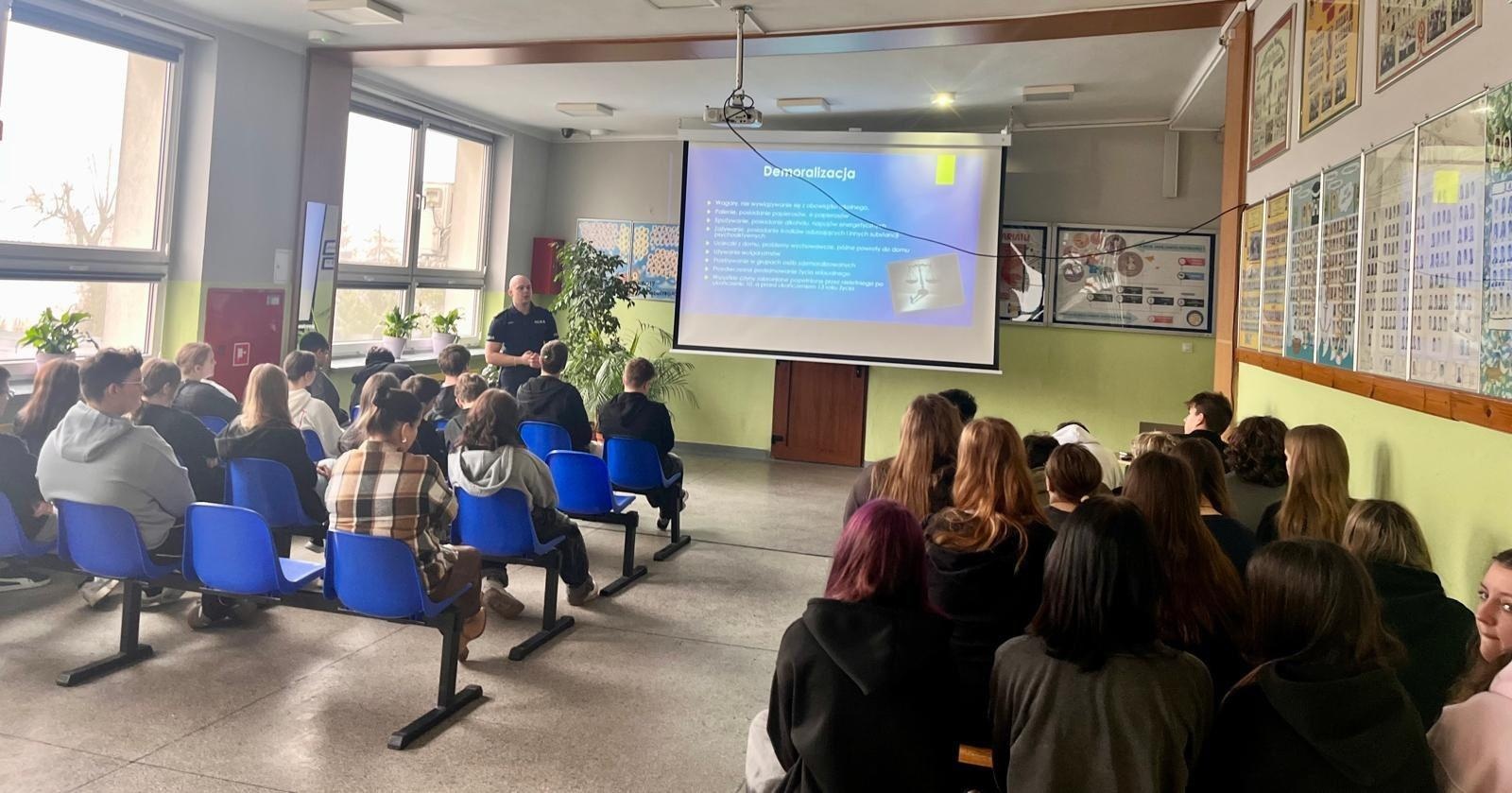 Zdjęcie w galerii na portalu naszwodzislaw.com: Bezpiecznie w sieci i świadomie wobec prawa – warsztaty w SP 4 w Rydułtowach wiadomości z regionu