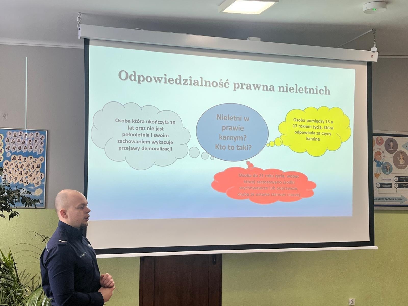 Zdjęcie w galerii na portalu naszwodzislaw.com: Bezpiecznie w sieci i świadomie wobec prawa – warsztaty w SP 4 w Rydułtowach wiadomości z regionu