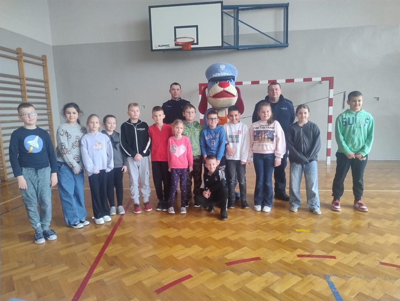 Zdjęcie w galerii na portalu naszwodzislaw.com: Bezpieczne ferie z dzielnicowymi w Bluszczowie wiadomości z regionu