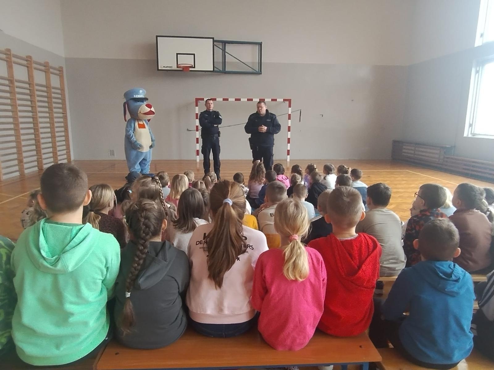 Zdjęcie w galerii na portalu naszwodzislaw.com: Bezpieczne ferie z dzielnicowymi w Bluszczowie wiadomości z regionu