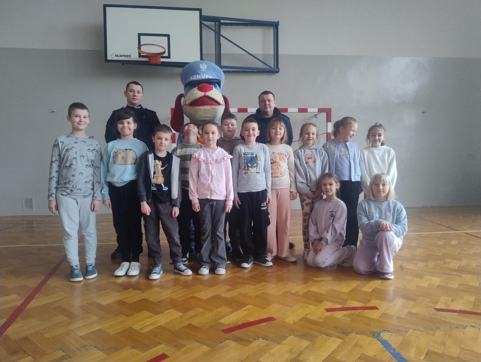 Zdjęcie w galerii na portalu naszwodzislaw.com: Bezpieczne ferie z dzielnicowymi w Bluszczowie wiadomości z regionu