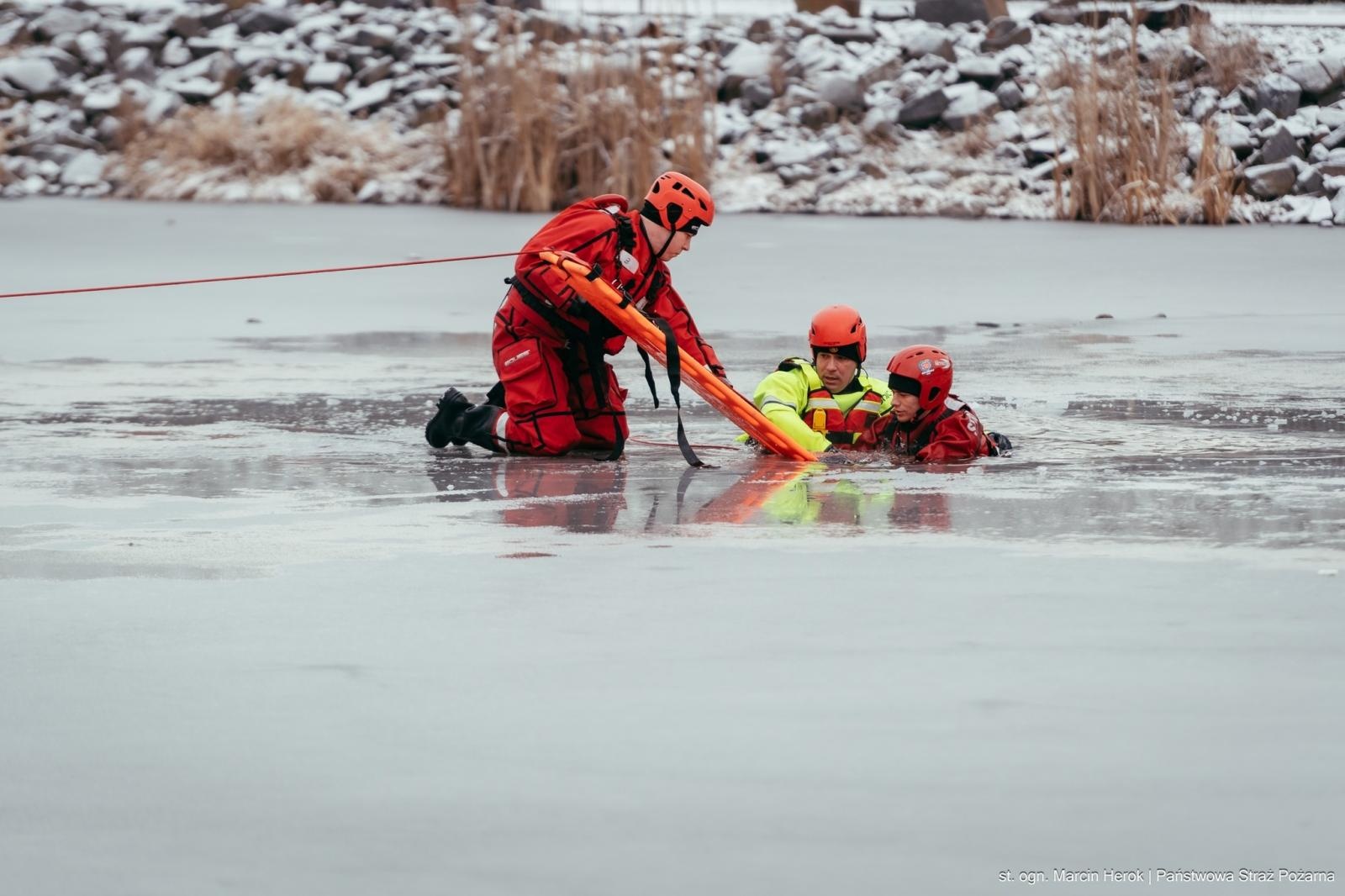 Zdjęcie w galerii na portalu naszwodzislaw.com: Bezpieczne ferie w Rydułtowach. Edukacja i bezpieczeństwo nad wodą [FOTO] wiadomości z regionu