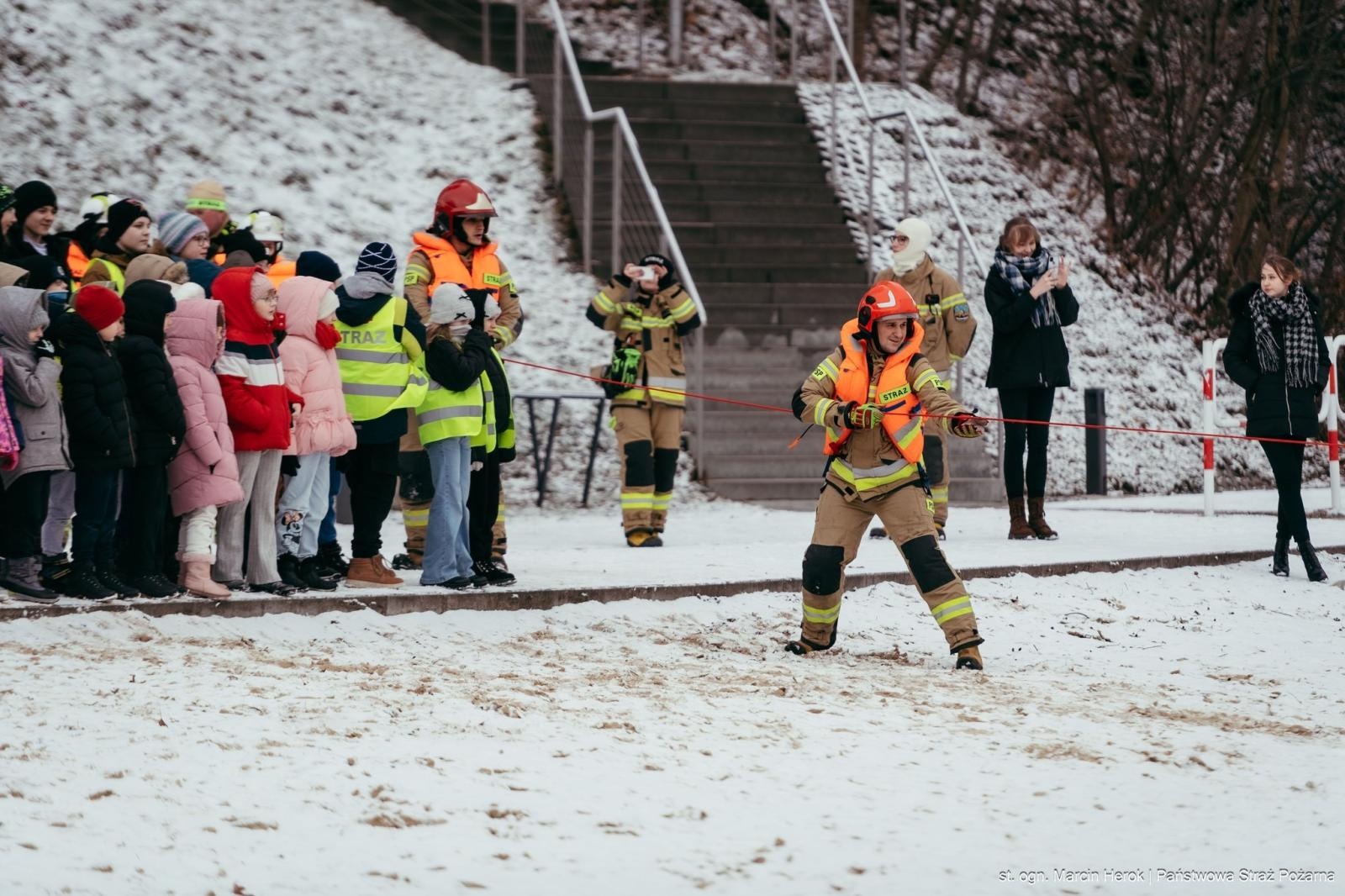 Zdjęcie w galerii na portalu naszwodzislaw.com: Bezpieczne ferie w Rydułtowach. Edukacja i bezpieczeństwo nad wodą [FOTO] wiadomości z regionu