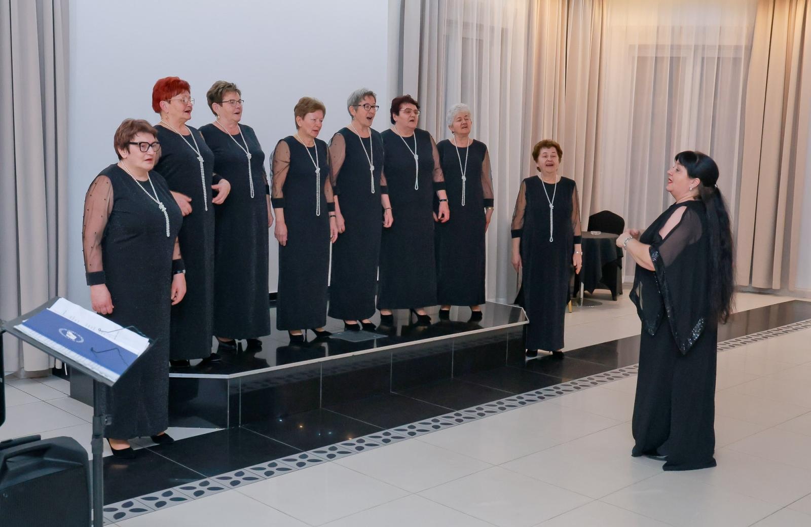 Zdjęcie w galerii na portalu naszwodzislaw.com: Walentynkowo–ostatkowo–tłustoczwartkowy koncert w Rogowie [FOTO] wiadomości z regionu