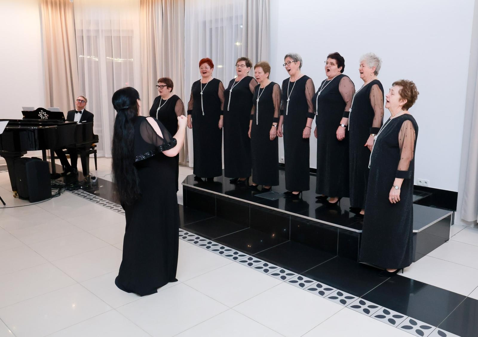 Zdjęcie w galerii na portalu naszwodzislaw.com: Walentynkowo–ostatkowo–tłustoczwartkowy koncert w Rogowie [FOTO] wiadomości z regionu