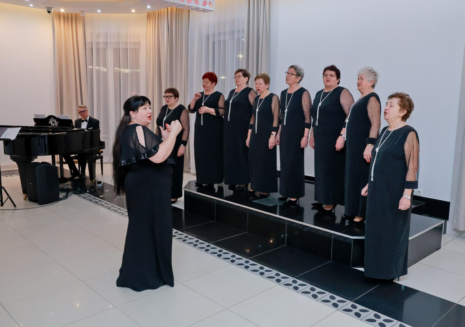 Zdjęcie w galerii na portalu naszwodzislaw.com: Walentynkowo–ostatkowo–tłustoczwartkowy koncert w Rogowie [FOTO] wiadomości z regionu