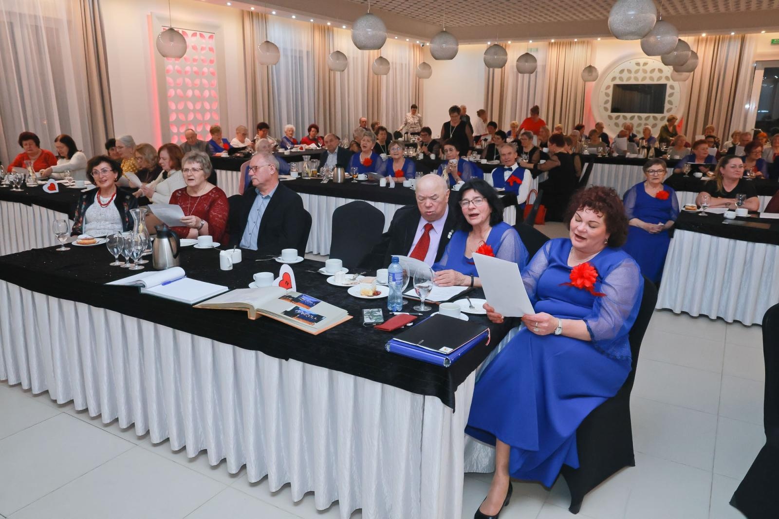 Zdjęcie w galerii na portalu naszwodzislaw.com: Walentynkowo–ostatkowo–tłustoczwartkowy koncert w Rogowie [FOTO] wiadomości z regionu