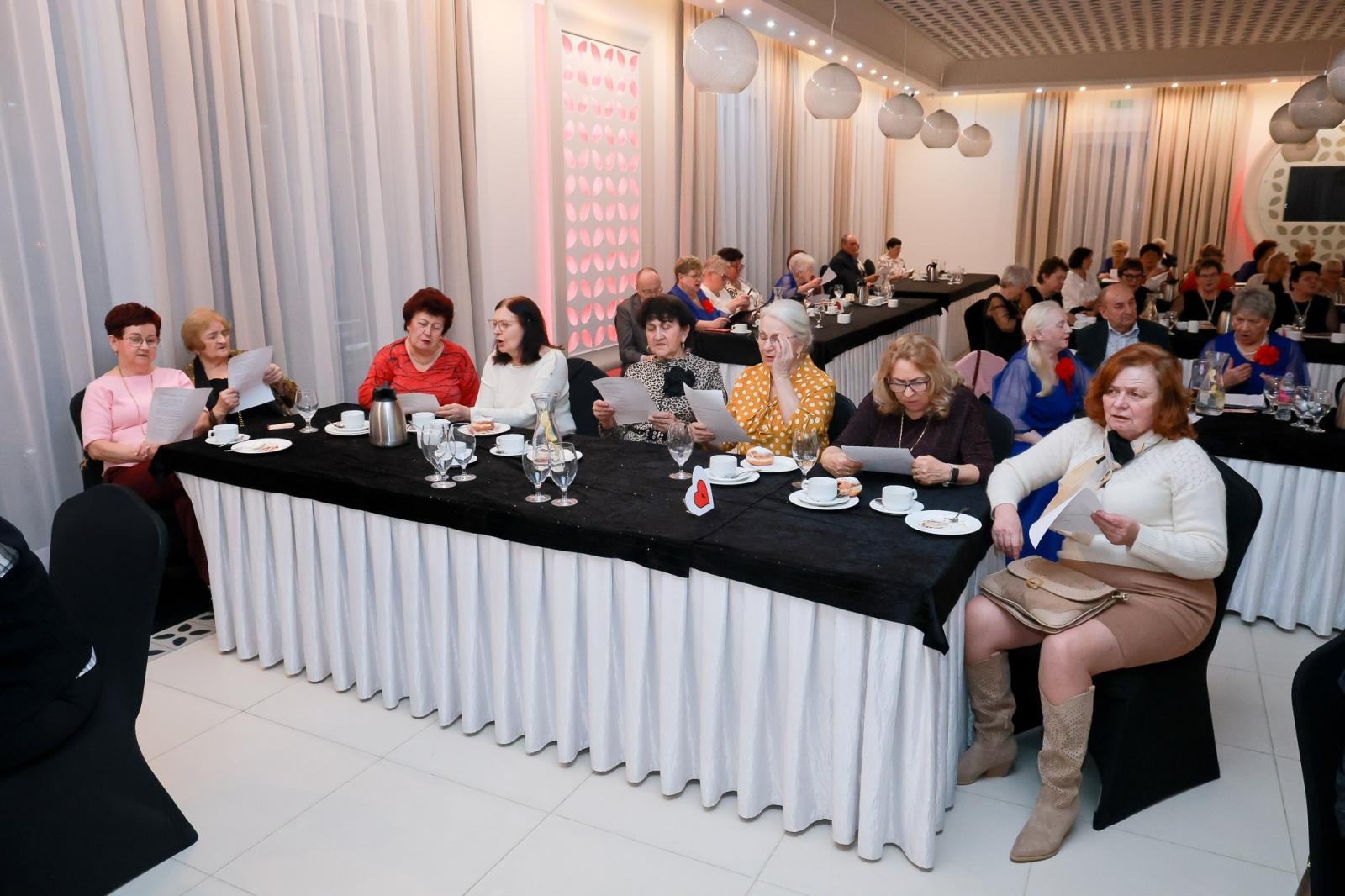 Zdjęcie w galerii na portalu naszwodzislaw.com: Walentynkowo–ostatkowo–tłustoczwartkowy koncert w Rogowie [FOTO] wiadomości z regionu