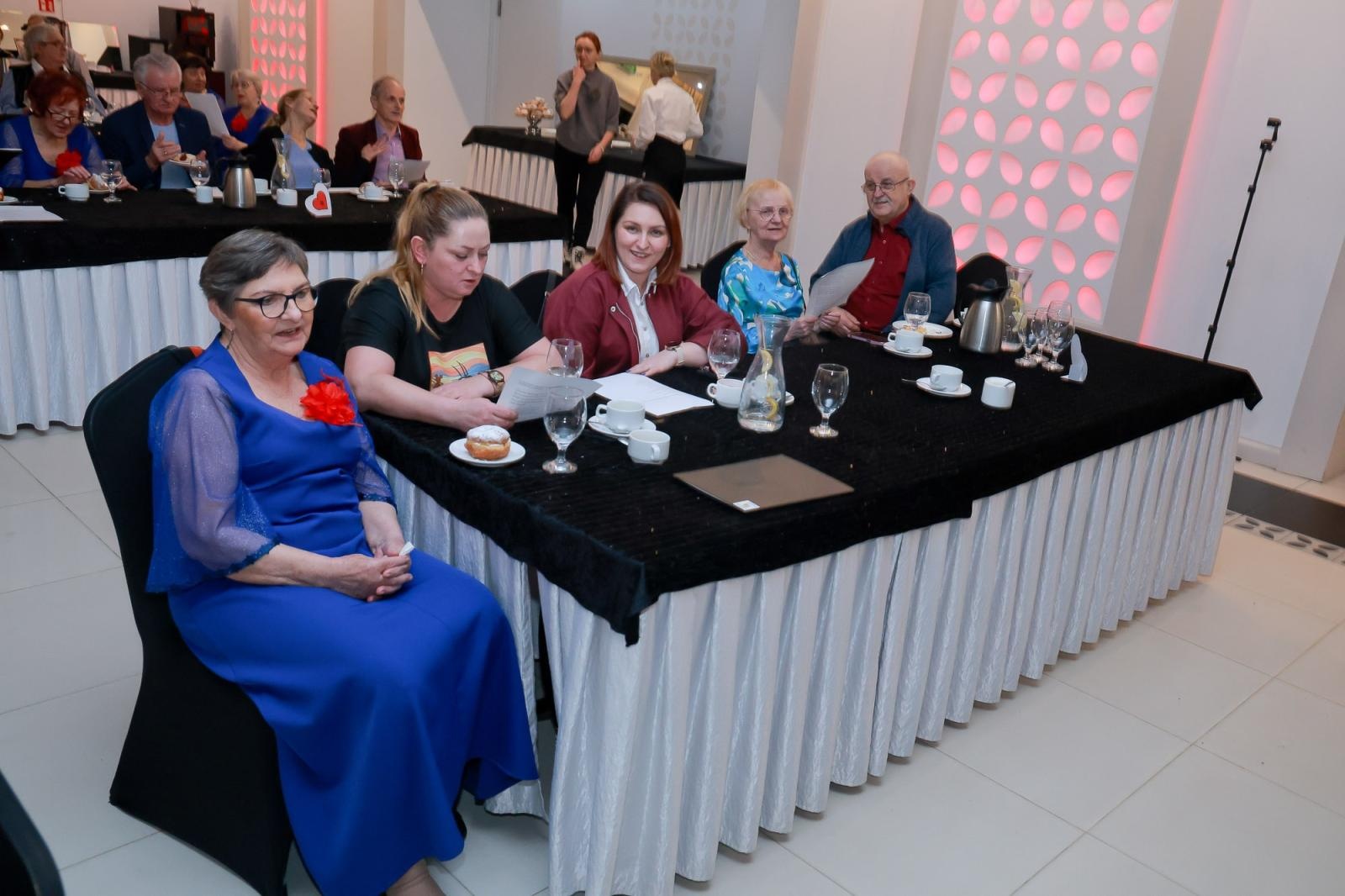 Zdjęcie w galerii na portalu naszwodzislaw.com: Walentynkowo–ostatkowo–tłustoczwartkowy koncert w Rogowie [FOTO] wiadomości z regionu