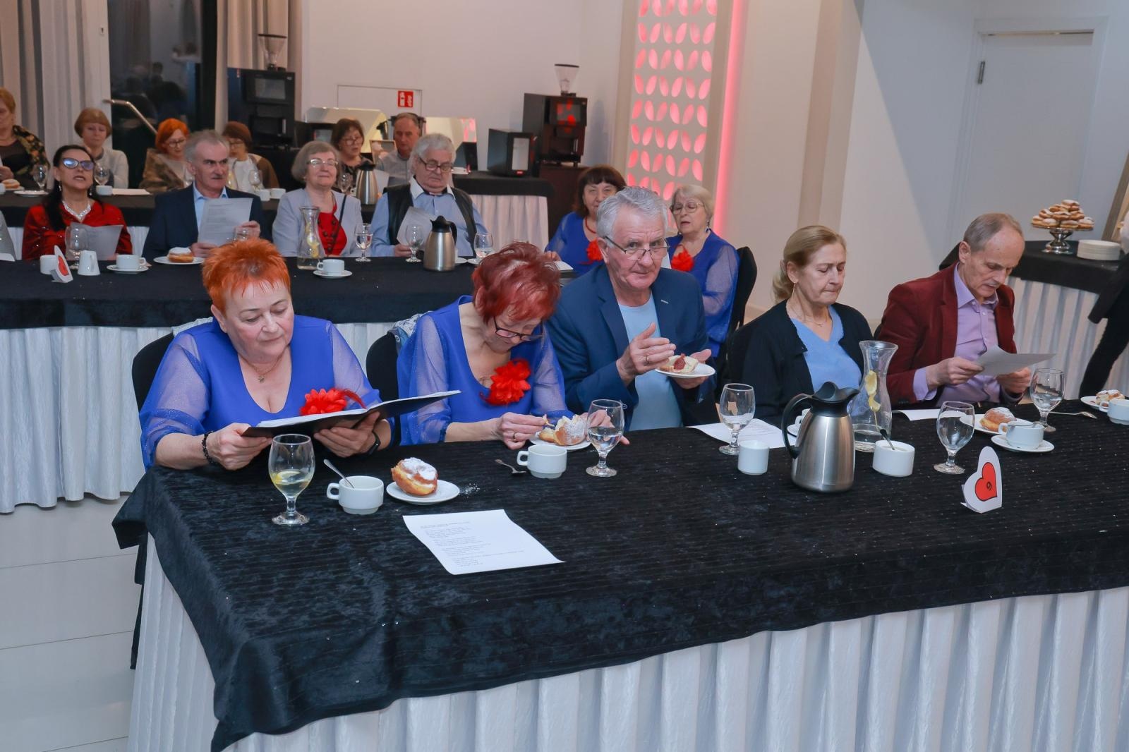 Zdjęcie w galerii na portalu naszwodzislaw.com: Walentynkowo–ostatkowo–tłustoczwartkowy koncert w Rogowie [FOTO] wiadomości z regionu