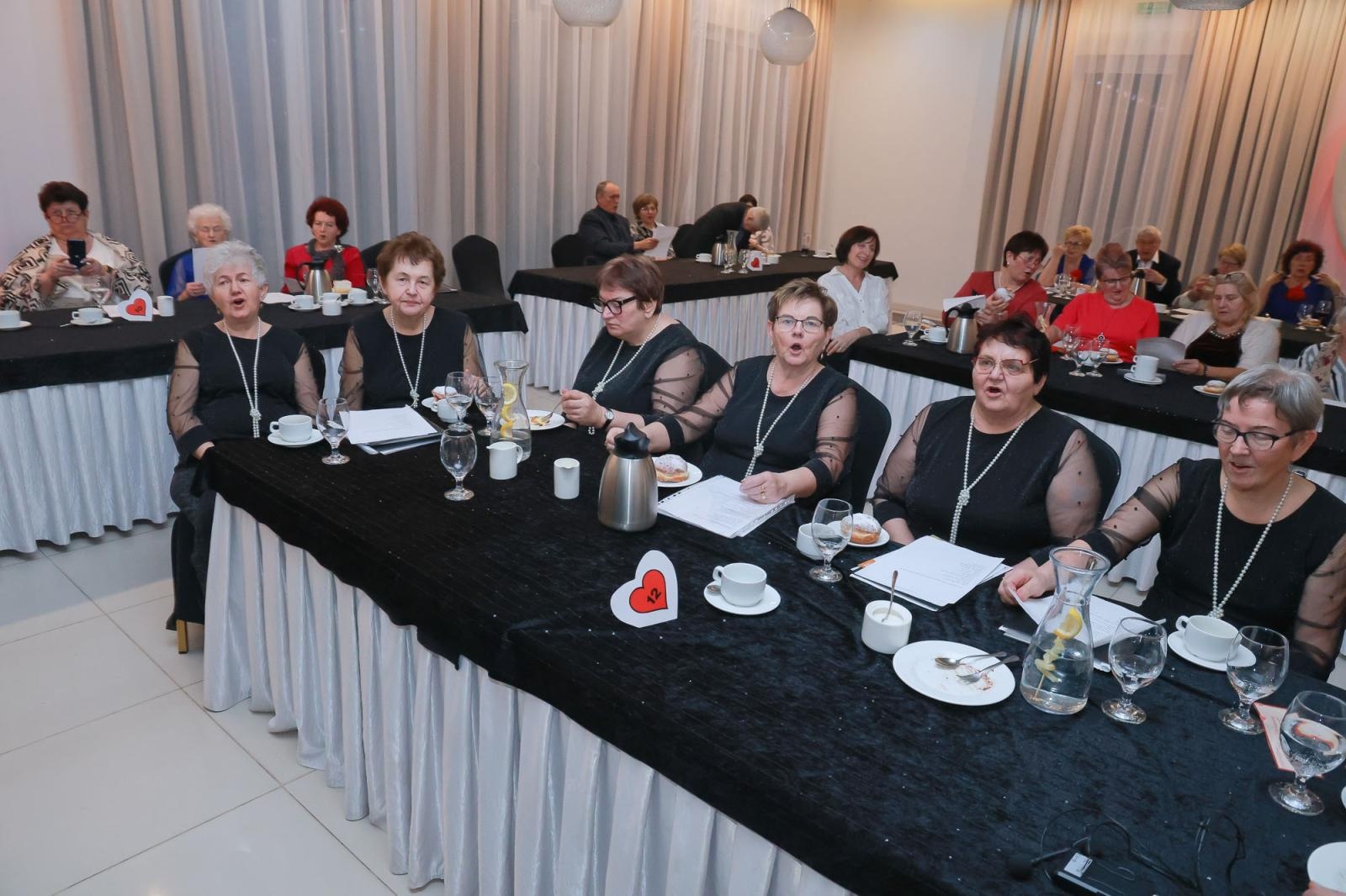 Zdjęcie w galerii na portalu naszwodzislaw.com: Walentynkowo–ostatkowo–tłustoczwartkowy koncert w Rogowie [FOTO] wiadomości z regionu