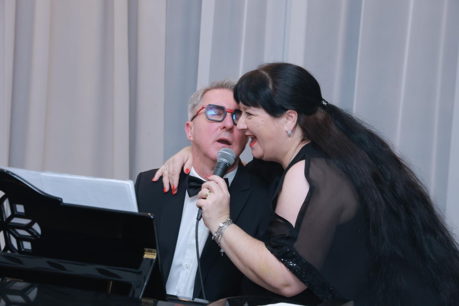 Zdjęcie w galerii na portalu naszwodzislaw.com: Walentynkowo–ostatkowo–tłustoczwartkowy koncert w Rogowie [FOTO] wiadomości z regionu