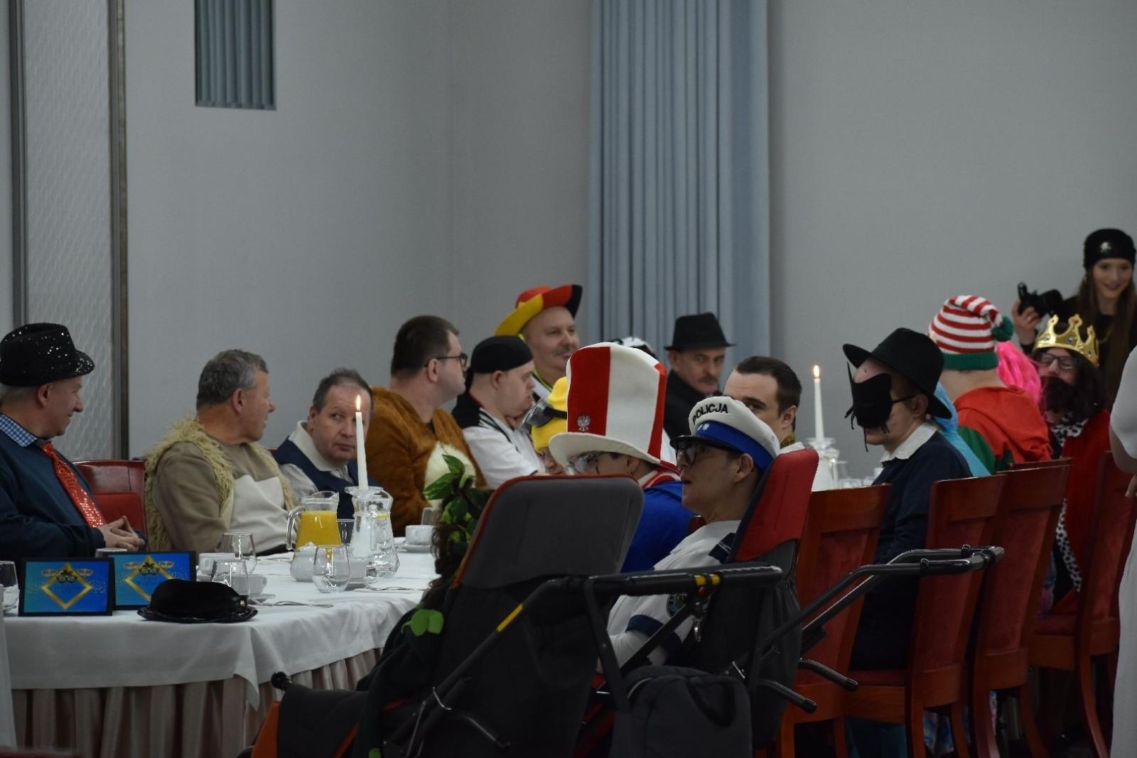 Zdjęcie w galerii na portalu naszwodzislaw.com: Kolorowy bal bez barier po raz kolejny połączył mieszkańców powiatu wiadomości z regionu