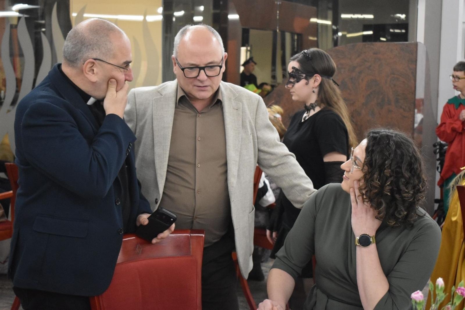 Zdjęcie w galerii na portalu naszwodzislaw.com: Kolorowy bal bez barier po raz kolejny połączył mieszkańców powiatu wiadomości z regionu