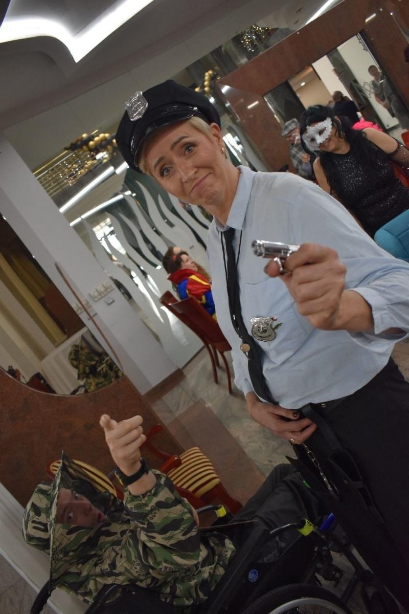 Zdjęcie w galerii na portalu naszwodzislaw.com: Kolorowy bal bez barier po raz kolejny połączył mieszkańców powiatu wiadomości z regionu