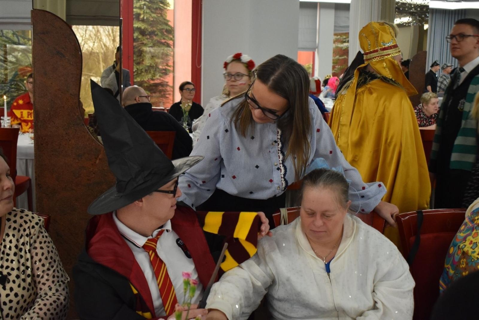 Zdjęcie w galerii na portalu naszwodzislaw.com: Kolorowy bal bez barier po raz kolejny połączył mieszkańców powiatu wiadomości z regionu