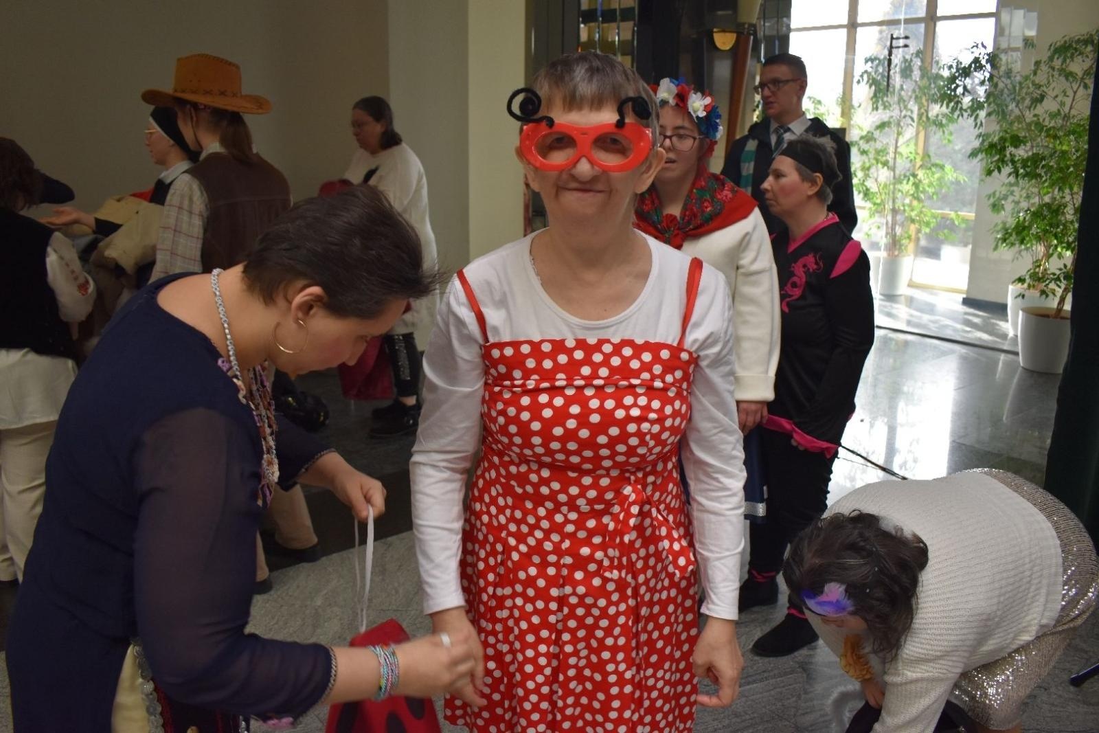 Zdjęcie w galerii na portalu naszwodzislaw.com: Kolorowy bal bez barier po raz kolejny połączył mieszkańców powiatu wiadomości z regionu