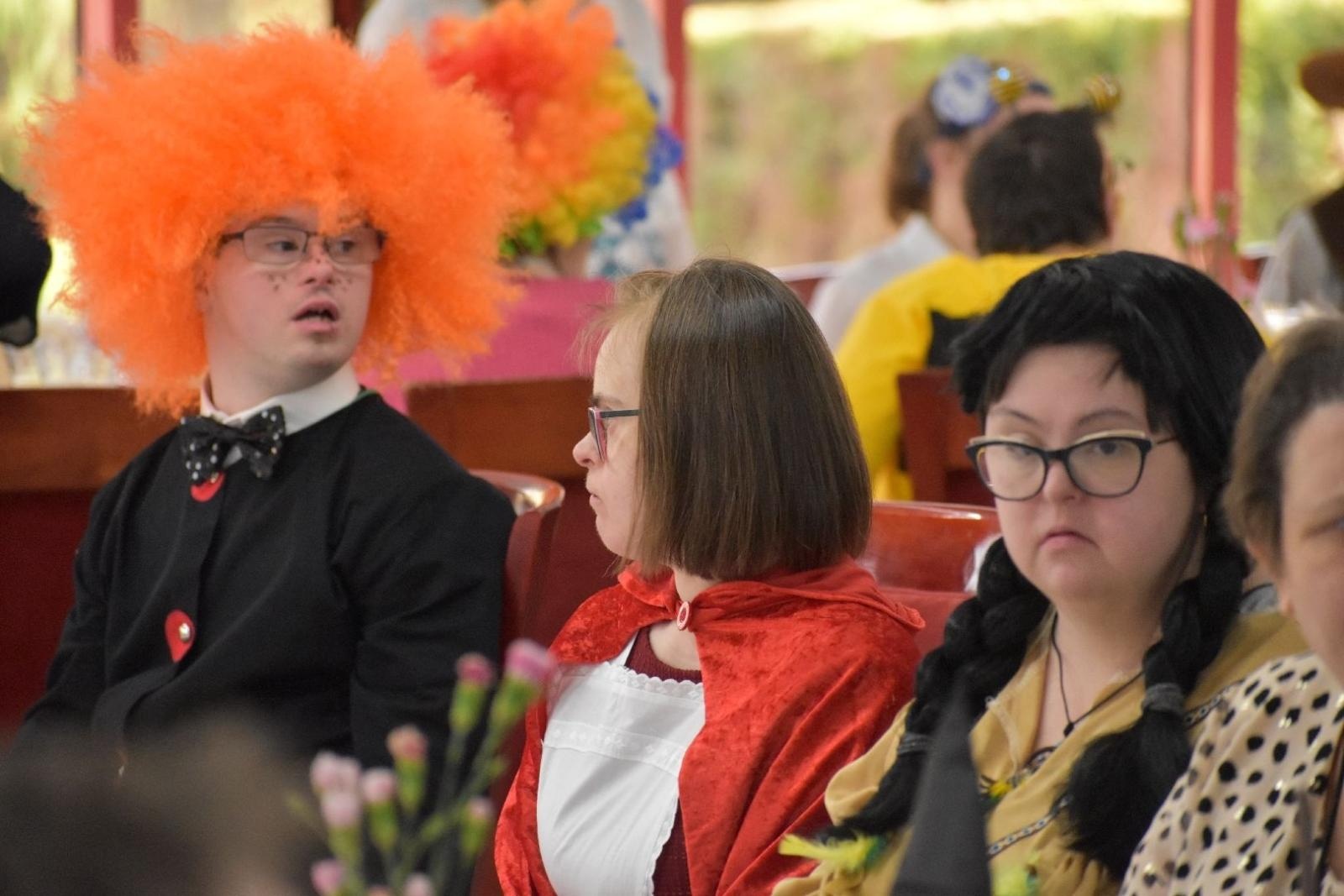 Zdjęcie w galerii na portalu naszwodzislaw.com: Kolorowy bal bez barier po raz kolejny połączył mieszkańców powiatu wiadomości z regionu