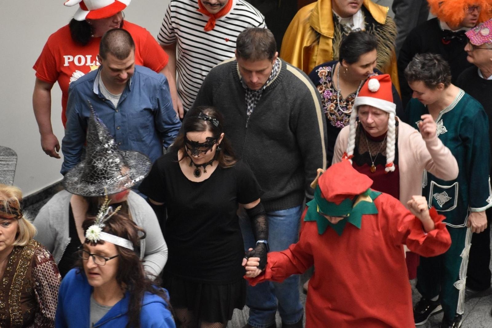 Zdjęcie w galerii na portalu naszwodzislaw.com: Kolorowy bal bez barier po raz kolejny połączył mieszkańców powiatu wiadomości z regionu