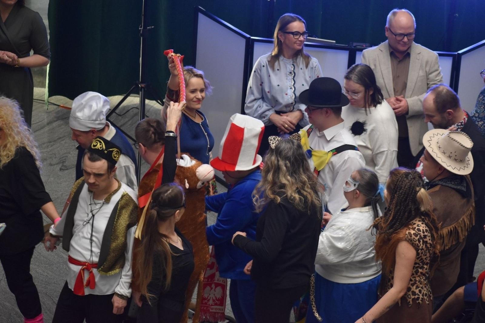 Zdjęcie w galerii na portalu naszwodzislaw.com: Kolorowy bal bez barier po raz kolejny połączył mieszkańców powiatu wiadomości z regionu