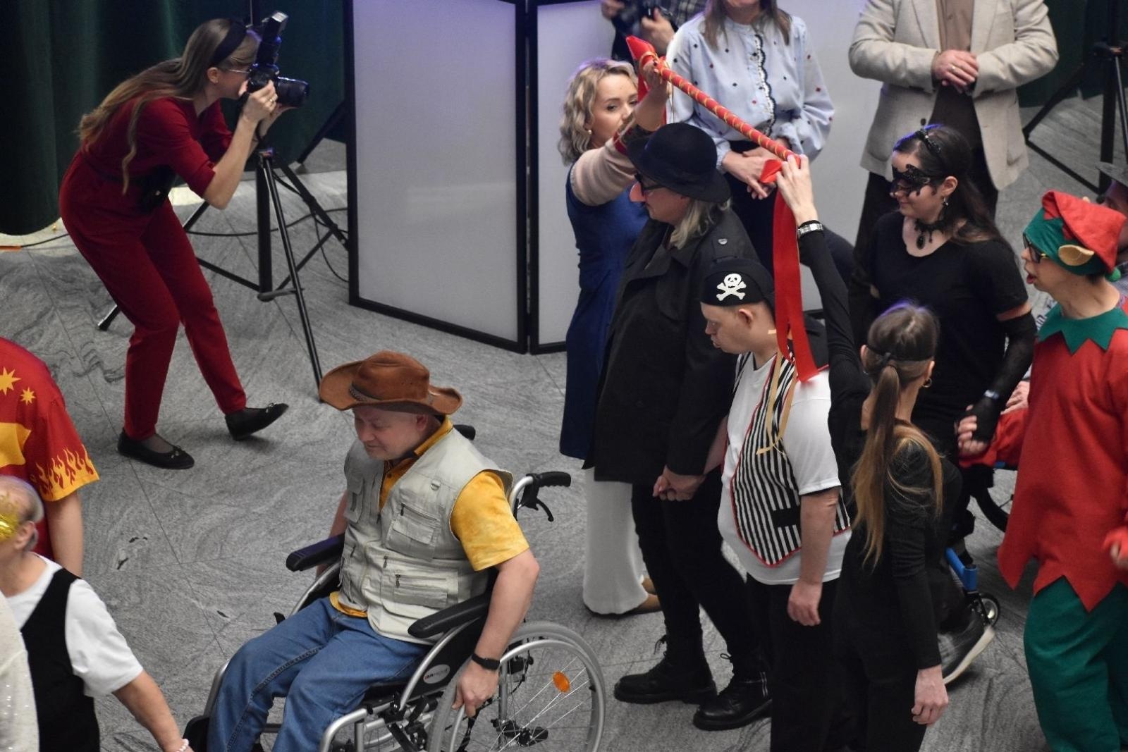 Zdjęcie w galerii na portalu naszwodzislaw.com: Kolorowy bal bez barier po raz kolejny połączył mieszkańców powiatu wiadomości z regionu