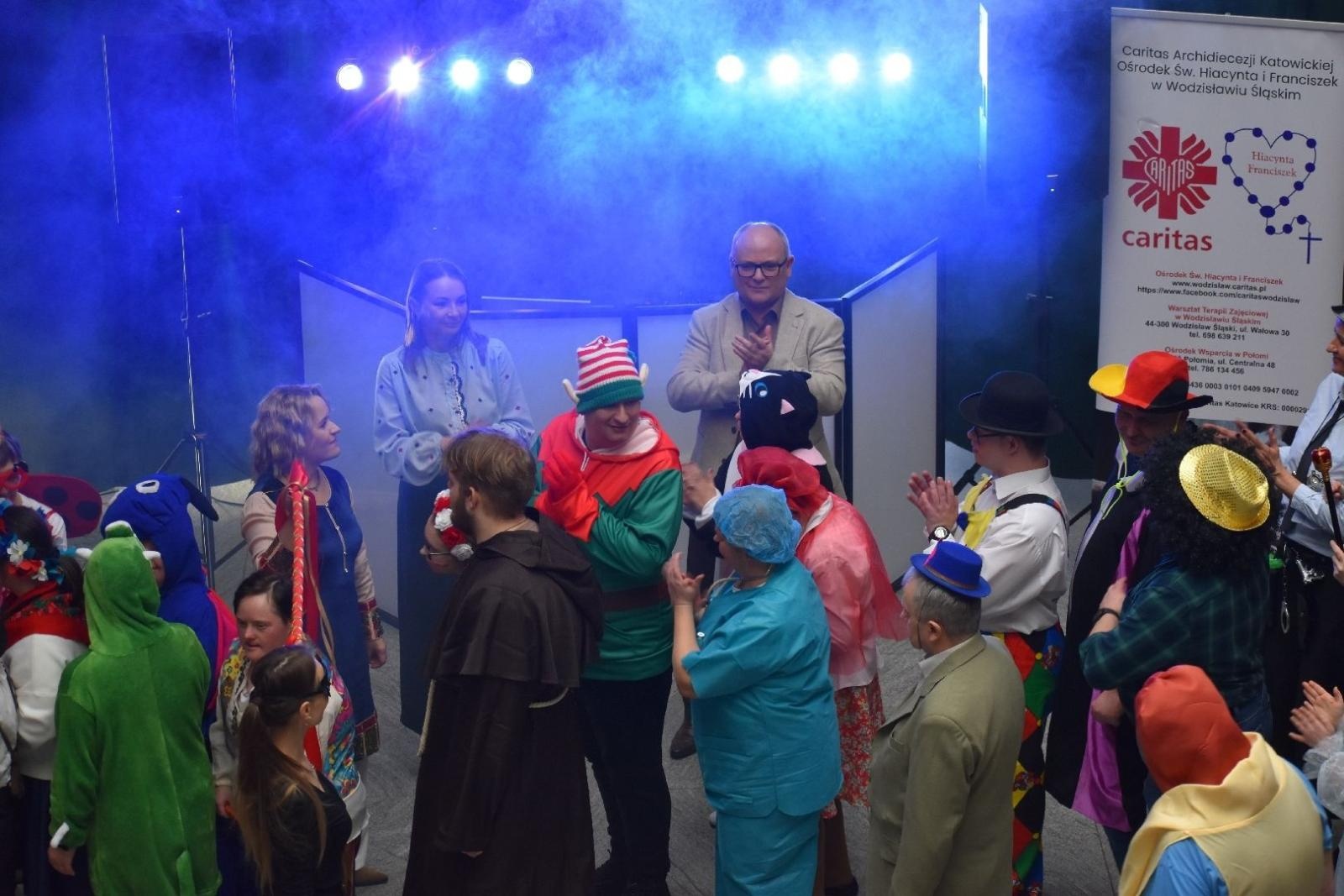 Zdjęcie w galerii na portalu naszwodzislaw.com: Kolorowy bal bez barier po raz kolejny połączył mieszkańców powiatu wiadomości z regionu