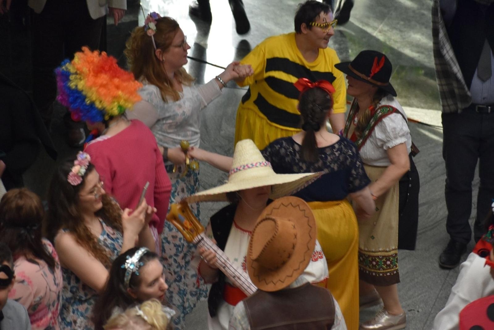 Zdjęcie w galerii na portalu naszwodzislaw.com: Kolorowy bal bez barier po raz kolejny połączył mieszkańców powiatu wiadomości z regionu