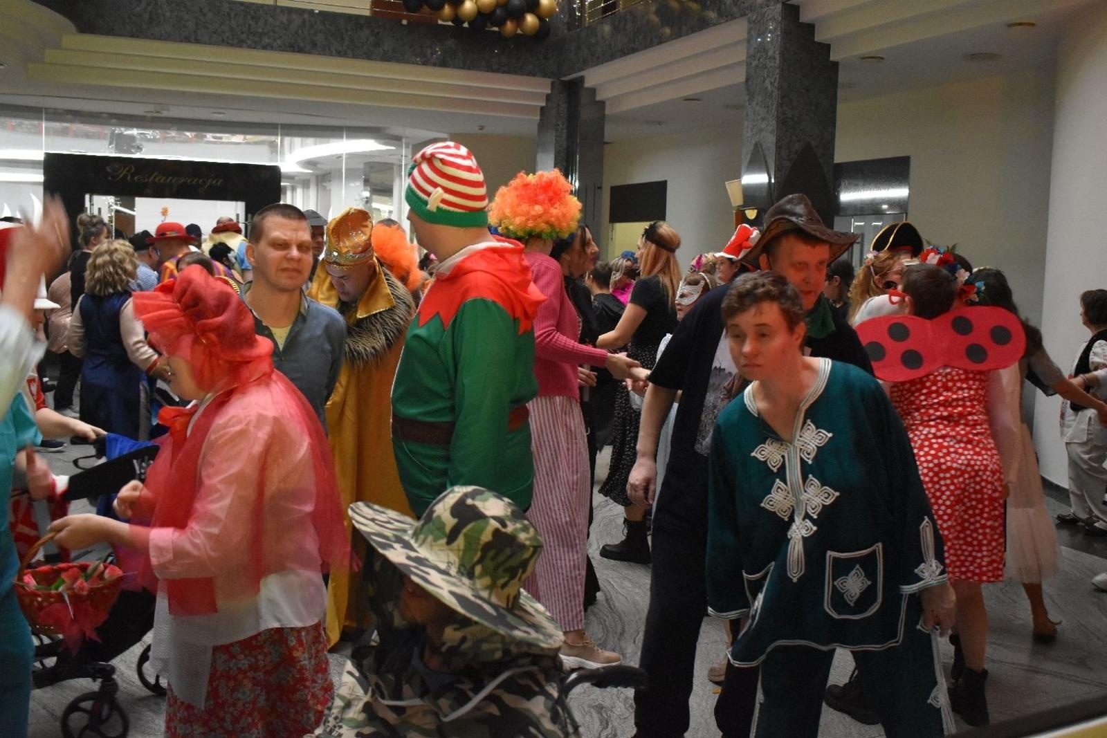 Zdjęcie w galerii na portalu naszwodzislaw.com: Kolorowy bal bez barier po raz kolejny połączył mieszkańców powiatu wiadomości z regionu