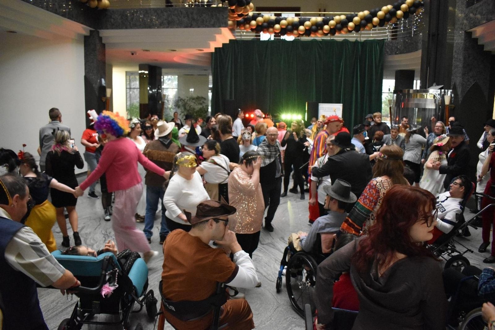 Zdjęcie w galerii na portalu naszwodzislaw.com: Kolorowy bal bez barier po raz kolejny połączył mieszkańców powiatu wiadomości z regionu